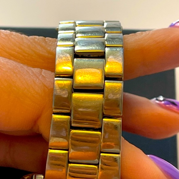 Guess  Women's Gold Stainless Steel Analog Dial Quartz Wrist Watch EY166 - Picture 8 of 9